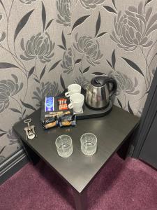 Mannbuilding في لندن: طاولة عليها غلاية شاي وأكواب