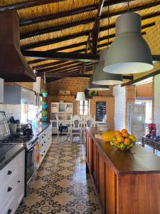 a kitchen with a counter with a bowl of fruit on it at Casona Ananda in Firavitoba