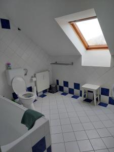 een badkamer met een toilet en een wastafel bij City Corner Thermal in Mosonmagyaróvár