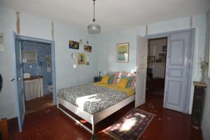 sypialnia z łóżkiem w pokoju w obiekcie Maison Mômes w mieście Bize-Minervois