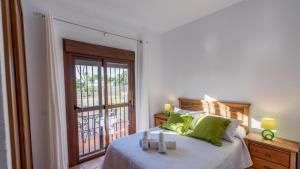 A bed or beds in a room at Apto El Descanso II Conil de la Frontera by Ruralidays