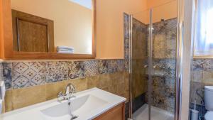 A bathroom at Apto El Descanso II Conil de la Frontera by Ruralidays
