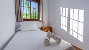 A bed or beds in a room at Apto El Descanso II Conil de la Frontera by Ruralidays
