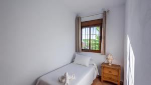 A bed or beds in a room at Apto El Descanso II Conil de la Frontera by Ruralidays Még 22 kép