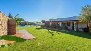 A garden outside Apto El Descanso II Conil de la Frontera by Ruralidays