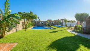 The swimming pool at or close to Apto El Descanso II Conil de la Frontera by Ruralidays
