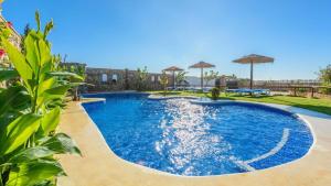 The swimming pool at or close to Apto El Descanso II Conil de la Frontera by Ruralidays