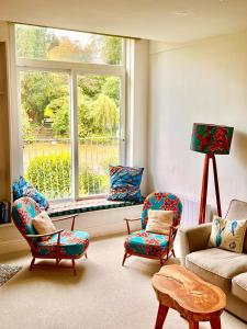 uma sala de estar com cadeiras e uma grande janela em Halwell House - A Spacious Quiet Apartment em Kingsbridge