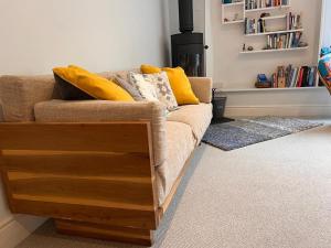 uma sala de estar com um sofá e uma lareira em Halwell House - A Spacious Quiet Apartment em Kingsbridge