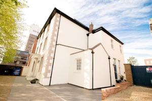 un edificio blanco con un gato encima en Spacious 2 bed city centre apartment with parking, en Norwich