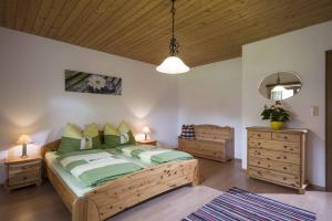 瑟爾的住宿－Ferienhaus Lanzinger，一间卧室设有一张大床和木制天花板