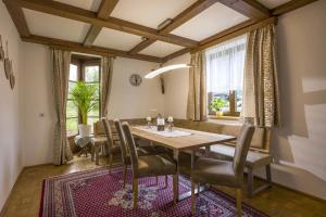瑟爾的住宿－Ferienhaus Lanzinger，一间带木桌和椅子的用餐室