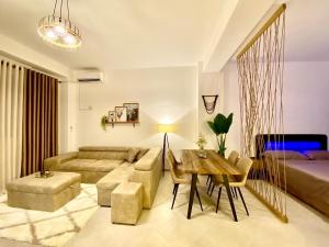 een woonkamer met een bank en een tafel bij Luxury Apartments in City Center in Durrës