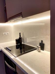 una encimera con fregadero y una botella. en Luxury Apartments in City Center, en Durrës