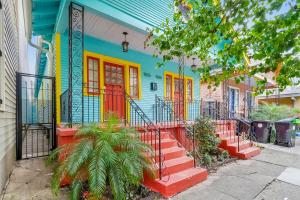 Casa colorida con puertas naranjas y escaleras rojas en Have Your Cake, en Nueva Orleans