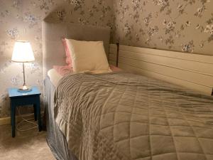 A bed or beds in a room at Newly built apartment next door to the sheep