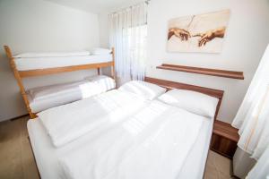 sypialnia z 3 łóżkami w pokoju w obiekcie Appartement Zentrum w mieście Wagrain