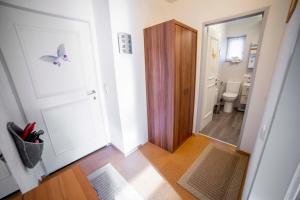 korytarz z białymi drzwiami i toaletą w obiekcie Appartement Zentrum w mieście Wagrain +36 zdjęć