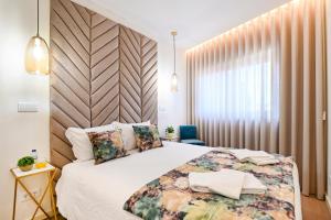 Un dormitorio con una cama grande y una ventana en Lapa City Flat Porto - by Guest SPA, en Oporto