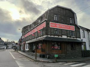 un edificio en la esquina de una calle en Hôtel Francorchamps Pitlane Lodge, en Francorchamps