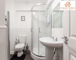 y baño con ducha, aseo y lavamanos. en Modern Townhouse - Free Gated Parking - City Centre - 5 ! By Hinkley Homes Short Lets & Serviced Accommodation en Liverpool