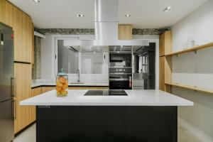 uma cozinha com um balcão preto e branco em Six Apartments by Caleta Homes em Málaga