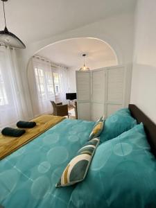 um quarto com uma grande cama azul com almofadas em Ty Matelot by Póm - Proche centre-ville em Lorient
