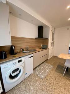 a kitchen with a washing machine and a sink at Ty Matelot by Póm - Proche centre-ville in Lorient