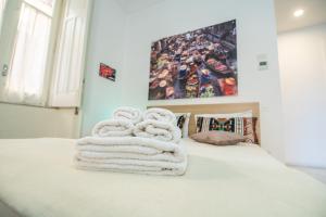 Una pila de toallas encima de una cama en Bed&Breakfast Salerno, en Salerno