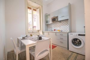 cocina con mesa y lavadora en Bed&Breakfast Salerno, en Salerno