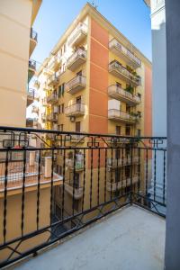 - Balcón con vistas a un edificio con balcones en Bed&Breakfast Salerno, en Salerno