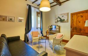 ein Wohnzimmer mit einem Sofa, Stühlen und einem Tisch in der Unterkunft La Ferriera Villa da Sogno in Castel Focognano