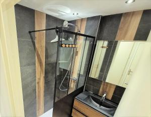 La salle de bains est pourvue d'une douche et d'un lavabo. dans l'établissement Aiguille du Midi Vue Mont Blanc, à Chamonix-Mont-Blanc