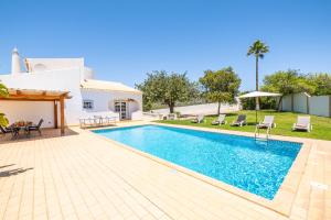 una piscina en el patio trasero de una villa en Villa Valentina by Algarve Vacation, en Almancil