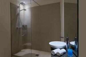 bagno con doccia, lavandino e servizi igienici di Hotel Donauhof a Deggendorf