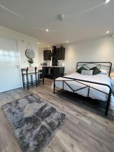 Postel nebo postele na pokoji v ubytování Abbotsbury 1 bed studio opposite UWE free parking