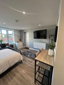 Postel nebo postele na pokoji v ubytování Abbotsbury 1 bed studio opposite UWE free parking