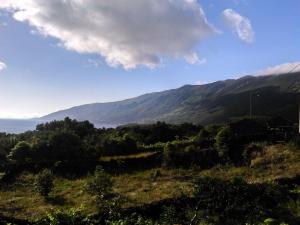 vistas a las montañas desde una colina en Holiday home in Praínha, Pico, Azores, en Prainha de Cima