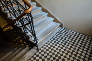 um conjunto de escadas com piso em xadrez em LION apartments - LaBA na Cracóvia