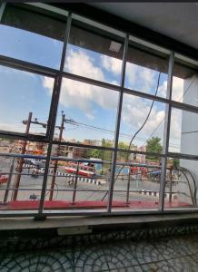 ein Fenster eines Gebäudes mit Straßenblick in der Unterkunft Hotel Shanti Grand Inn in Gorakhpur