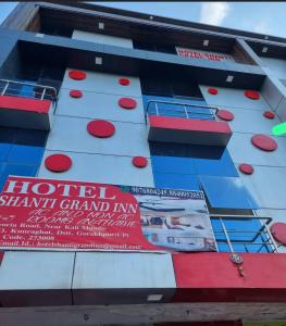 um edifício com um sinal na lateral em Hotel Shanti Grand Inn em Gorakhpur