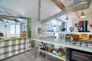 - une cuisine avec un comptoir et une cuisinière dans l'établissement Maison d'une chambre avec jardin clos et wifi a La Bretonniere la Claye, 