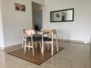 mesa de comedor con 4 sillas y espejo en ABSYAR HOMESTAY SELASIH, en Putrajaya