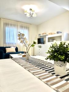uma sala de estar com dois vasos sobre uma mesa em Apartamento Puerta Cerrada em Écija