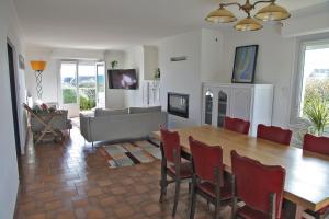 sala de estar con mesa y sofá en Mer, belle vue, emplacement parfait, fonctionnel, en Penmarch