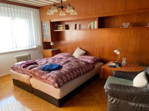 - une chambre avec un lit et une table avec une lampe dans l'établissement Zur Tischlerei, à Großröhrsdorf
