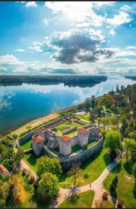 uma vista aérea de um castelo ao lado de um lago em Hotel Dunav em Vidin