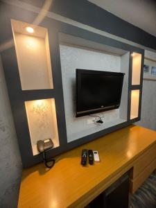 a flat screen tv sitting on top of a table at Ünaten otel in Gaziemir +18 photos