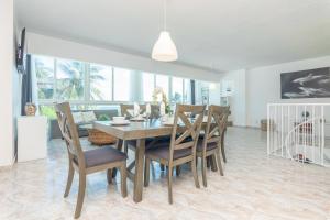 uma sala de jantar com mesa e cadeiras em Girasole Rentals em Miami Beach