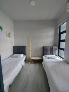 Postel nebo postele na pokoji v ubytování Jesselton Quay Seaview Homestay near Suria Sabah by StayPlace